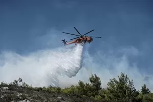 Φωτιά στη Σάμο: Σε εξέλιξη η μάχη με τις φλόγες κοντά στον Μαραθόκαμπο