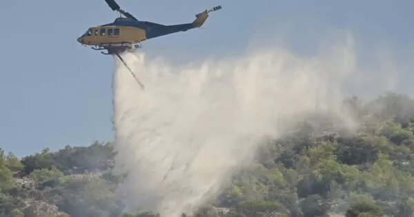 Φωτιά στη Σάμο: Σε εξέλιξη η μάχη με τις φλόγες κοντά στον Μαραθόκαμπο