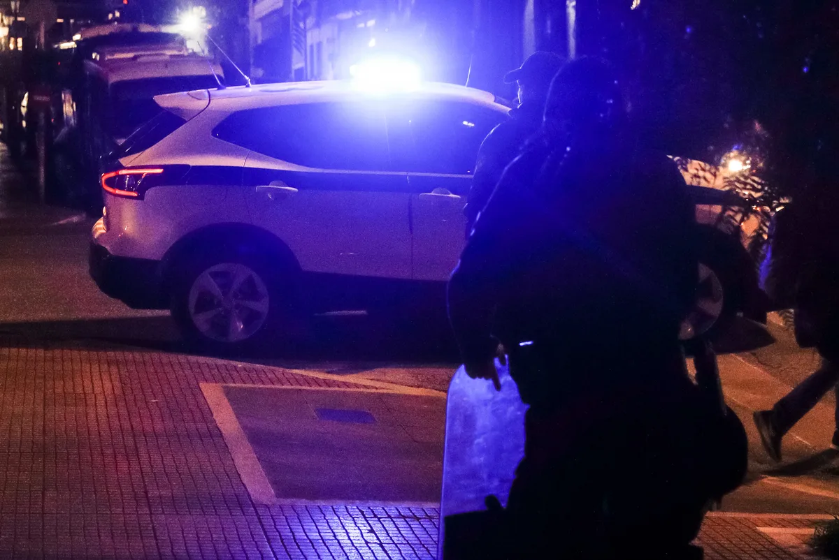 Νεκρό βρέφος στην Κυψέλη: Σοκ από τον εντοπισμό του σε δοχείο μέσα σε βαλίτσα - Φωτογραφία 2
