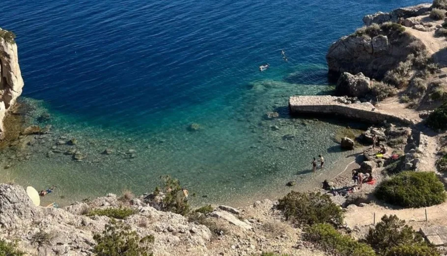 Παραλία Ηραίου Περαχώρας: Κολυμπώντας δίπλα σε αρχαία μνημεία - Φωτογραφία 1