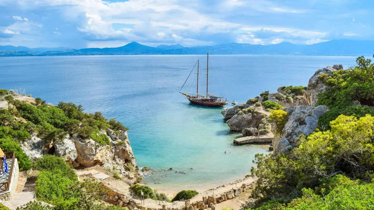 Παραλία Ηραίου Περαχώρας: Κολυμπώντας δίπλα σε αρχαία μνημεία - Φωτογραφία 2