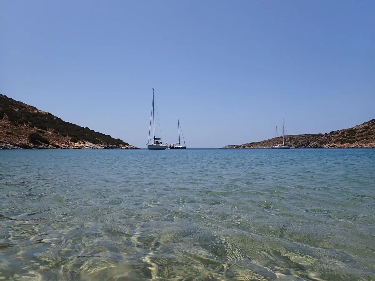 Παραλία Ηραίου Περαχώρας: Κολυμπώντας δίπλα σε αρχαία μνημεία - Φωτογραφία 3