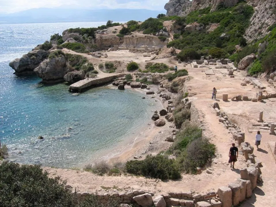 Παραλία Ηραίου Περαχώρας: Κολυμπώντας δίπλα σε αρχαία μνημεία - Φωτογραφία 4