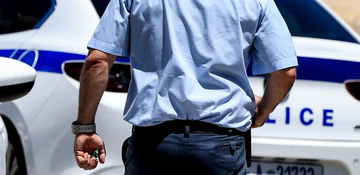 Επίθεση με μαχαίρι στη Μάνδρα: Αστυνομικός τραυματίστηκε και ο δράστης πυροβολήθηκε - Φωτογραφία 2