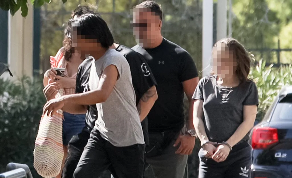 Επίθεση σε λεωφορείο στον Πειραιά: Ρομά μπλόκαραν όχημα και απείλησαν οδηγό - Φωτογραφία 1