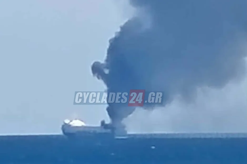 Φωτιά στο Blue Carrier 2: Θρίλερ στο Αιγαίο με την εκκένωση του πλοίου - Φωτογραφία 1