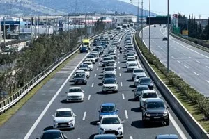 Κίνδυνος στην Αττική Οδό: 90χρονος οδηγός πήγαινε ανάποδα στην αριστερή λωρίδα - Φωτογραφία 1