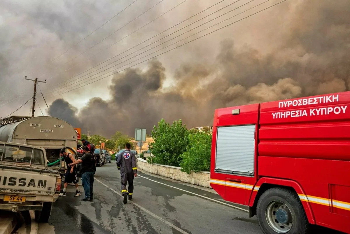 Μεγάλη φωτιά στην Ανάβυσσο κινητοποιεί ισχυρές πυροσβεστικές δυνάμεις - Φωτογραφία 2