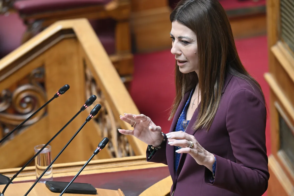 Σοφία Ζαχαράκη παραίτηση: Τέλος στα σενάρια για τα σχολικά βιβλία και τα ομόφυλα ζευγάρια - Φωτογραφία 2