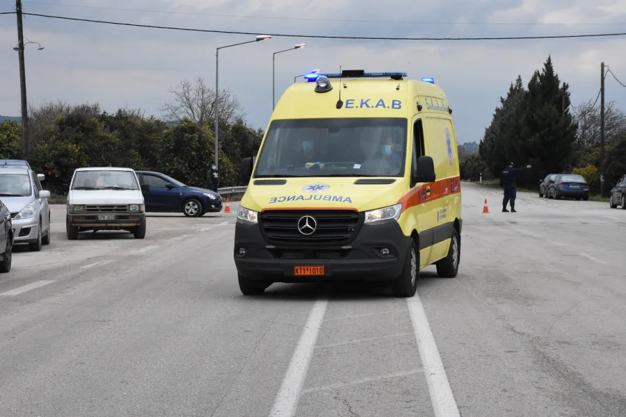 Ανήλικος παρασύρθηκε από ΙΧ αυτοκίνητο: Στο νοσοκομείο το παιδί - Φωτογραφία 1