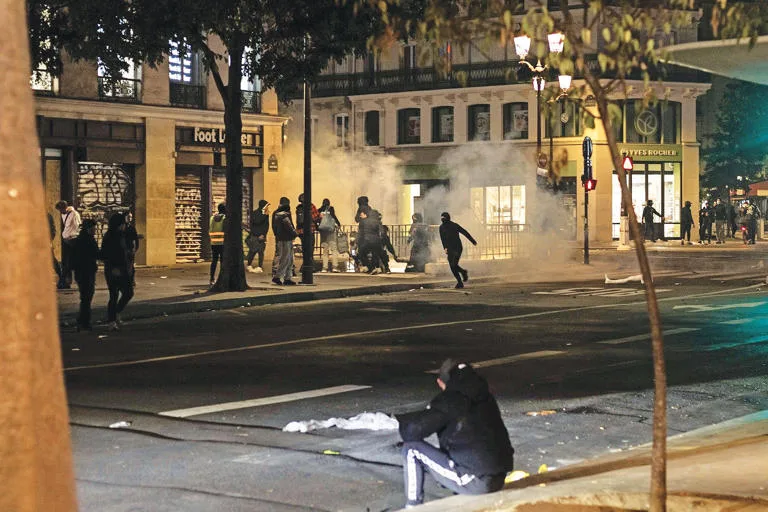 Απαγόρευση κυκλοφορίας στη Λιλ και άλλες γαλλικές πόλεις λόγω σοβαρών επεισοδίων - Φωτογραφία 2