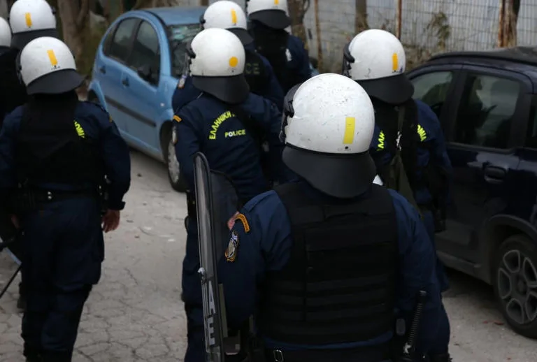 Αστυνομικές επιχειρήσεις στην Πελοπόννησο: 9 συλλήψεις σε καταυλισμούς Ρομά - Φωτογραφία 1