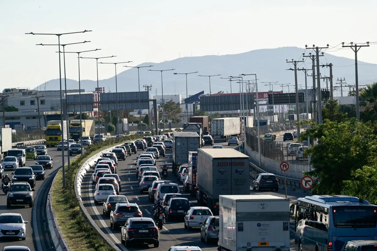 Αττική Οδός: Σοβαρό τροχαίο με εκσφενδονισμό οδηγού στις γραμμές του Προαστιακού - Φωτογραφία 1