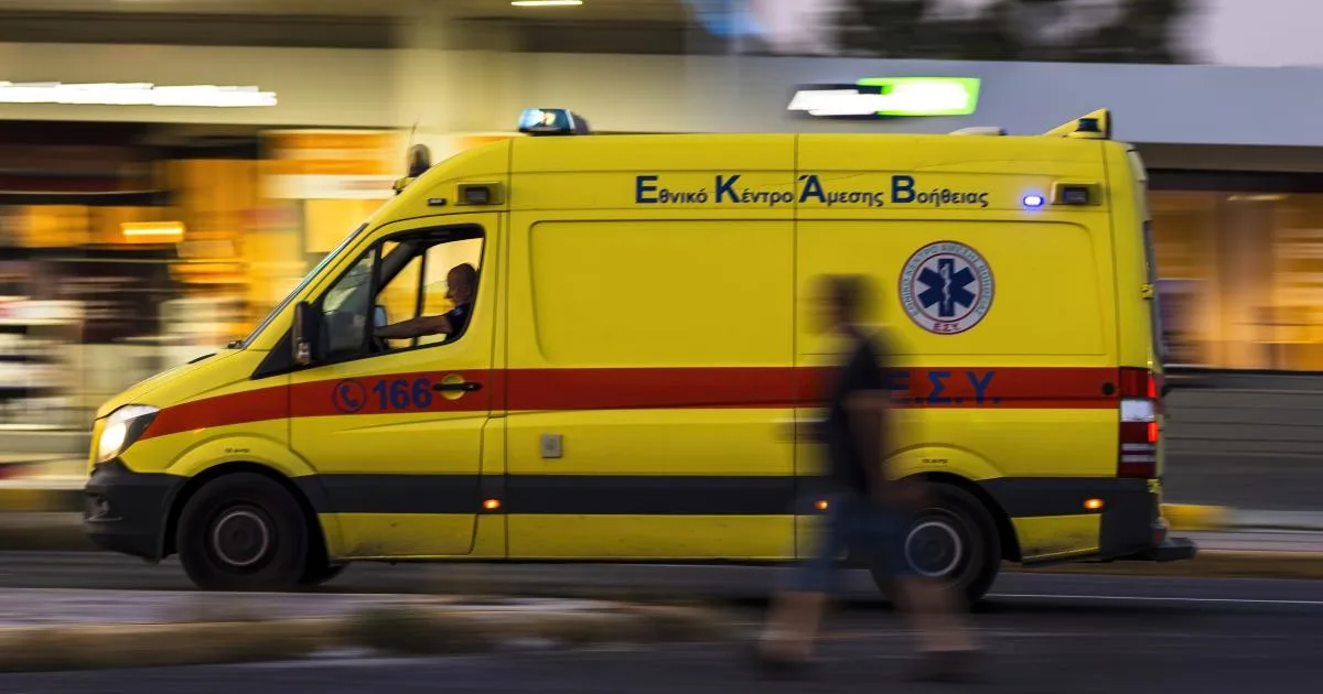 Αττική Οδός: Σοβαρό τροχαίο με εκσφενδονισμό οδηγού στις γραμμές του Προαστιακού - Φωτογραφία 2