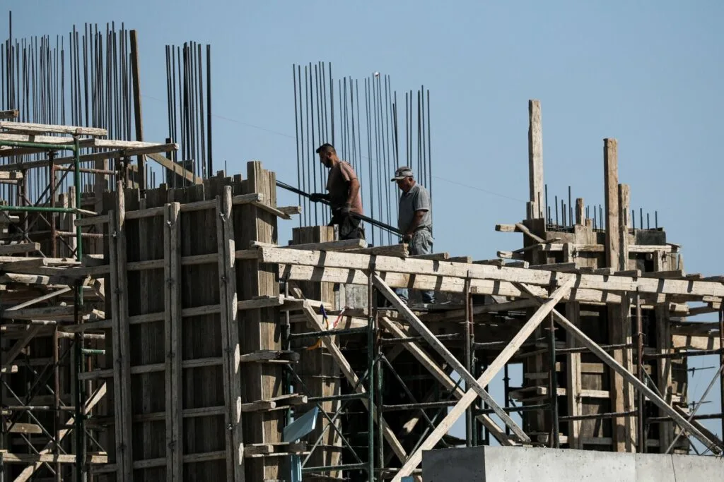 Έφοδος της Επιθεώρησης Εργασίας σε οικοδομές στο Λουτράκι με βαριά πρόστιμα - Φωτογραφία 1