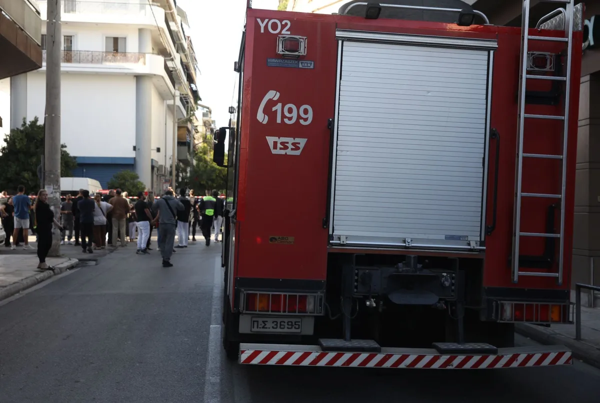 Έκρηξη στην Ακαδημία Πλάτωνος: Παγιδευμένη βαλίτσα τραυμάτισε αστυνομικούς και πολίτες - Φωτογραφία 1