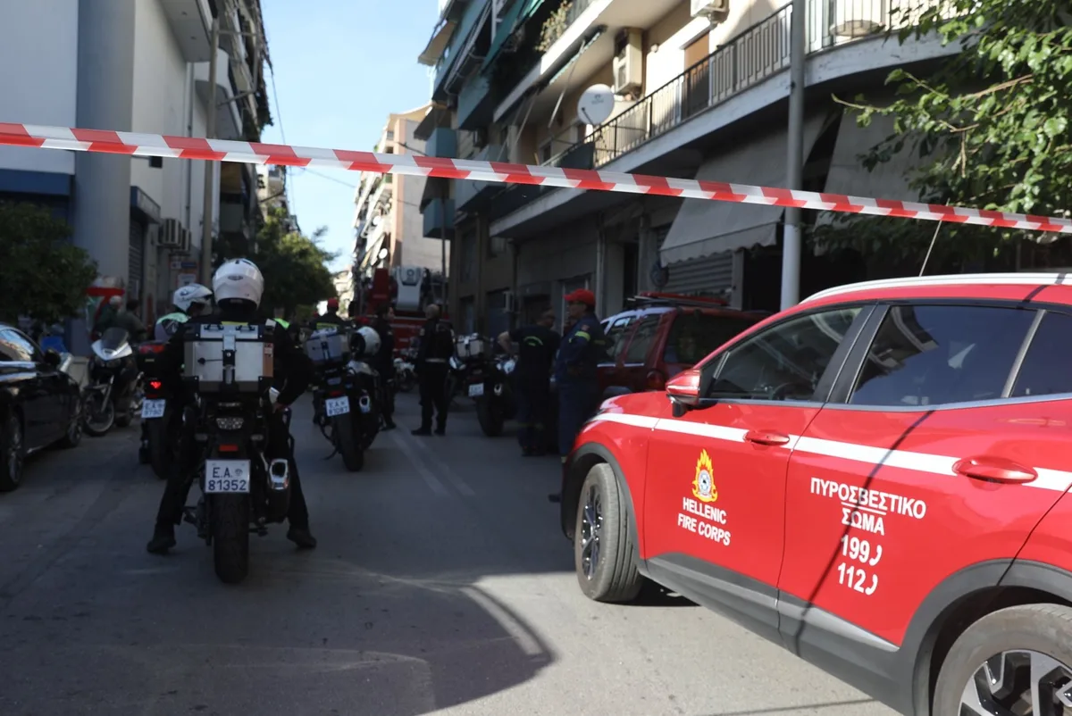 Έκρηξη στην Ακαδημία Πλάτωνος: Παγιδευμένη βαλίτσα τραυμάτισε αστυνομικούς και πολίτες - Φωτογραφία 2