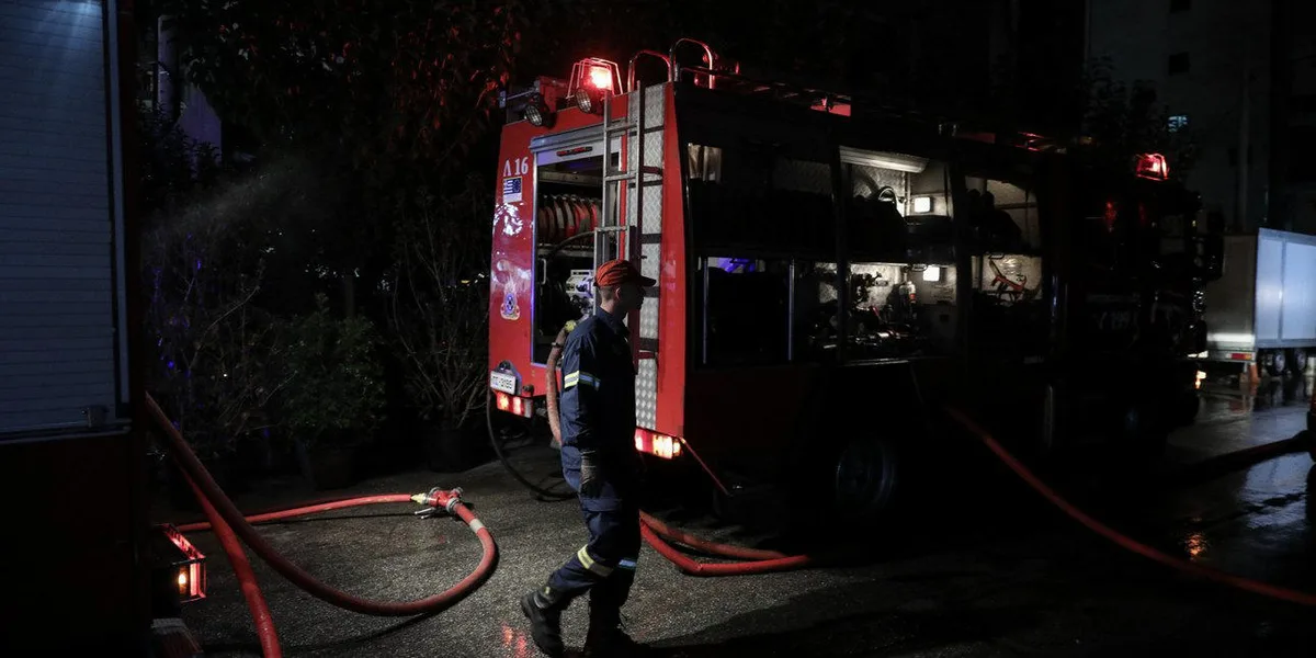 Φωτιά στον Ρέντη: Απεγκλωβισμοί ενοίκων και νοσηλεία ηλικιωμένου μετά από πυρκαγιά - Φωτογραφία 1