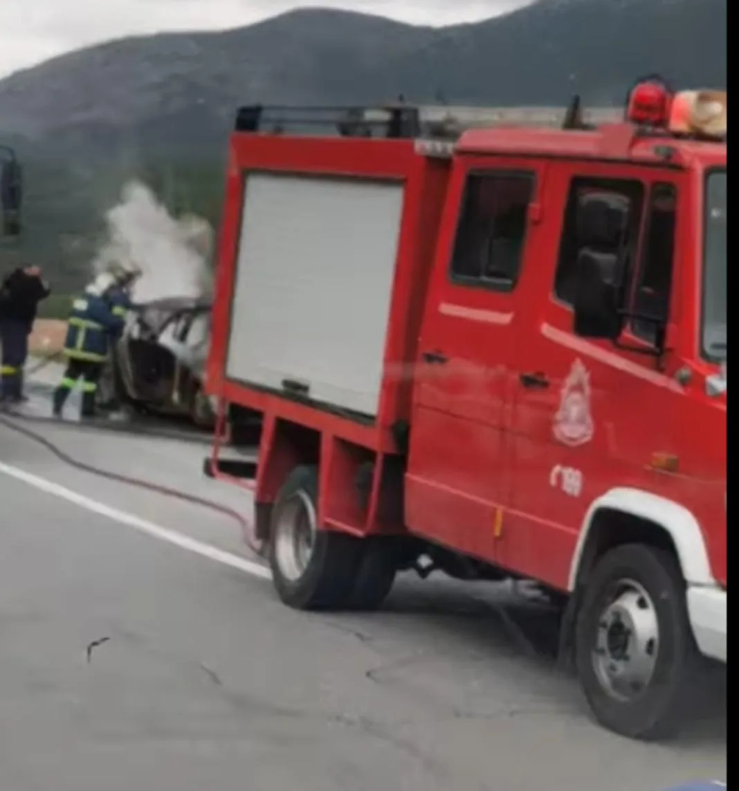 Φωτιά στον ΒΟΑΚ: Αυτοκίνητο τυλίχθηκε στις φλόγες με οικογένεια επιβαινόντων - Φωτογραφία 1
