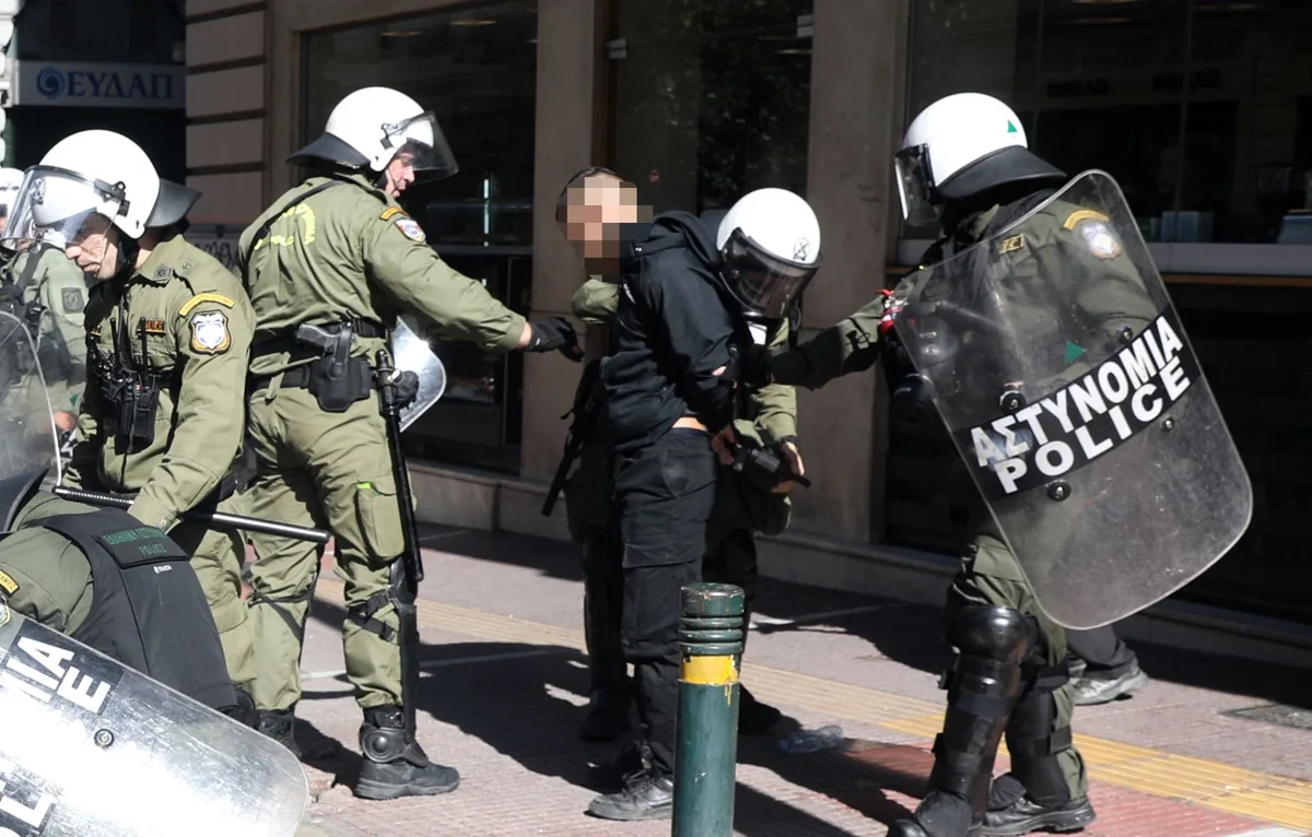 Πανεκπαιδευτικό συλλαλητήριο: Ένταση με μολότοφ και προσαγωγές στην Ομόνοια - Φωτογραφία 1