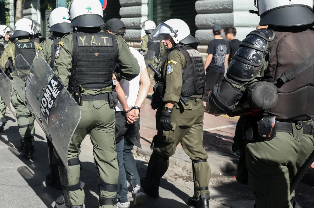 Πανεκπαιδευτικό συλλαλητήριο: Ένταση με μολότοφ και προσαγωγές στην Ομόνοια - Φωτογραφία 2
