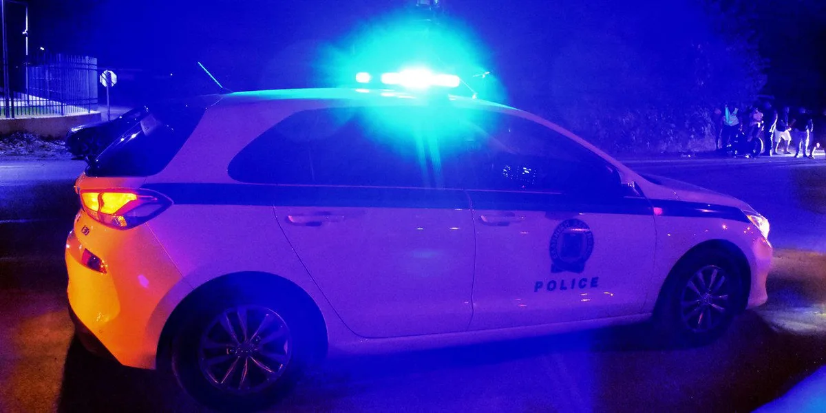 Σοβαρό τροχαίο με μηχανή στη Λεωφόρο Θηβών και δύο τραυματίες - Φωτογραφία 1