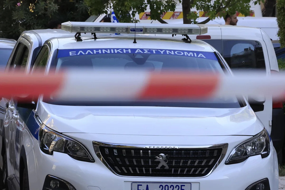 Συναγερμός στην Αχαρνών: Χειροβομβίδα σε καφετέρια κινητοποίησε τις αρχές - Φωτογραφία 1