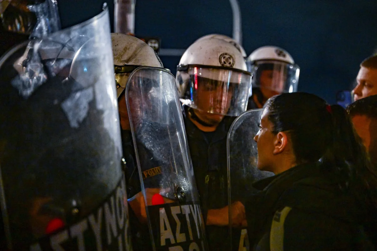 Σύνταγμα: Ένταση μπροστά στη Βουλή ανάμεσα σε φοιτητές και ΜΑΤ σε νέα διαδήλωση - Φωτογραφία 1