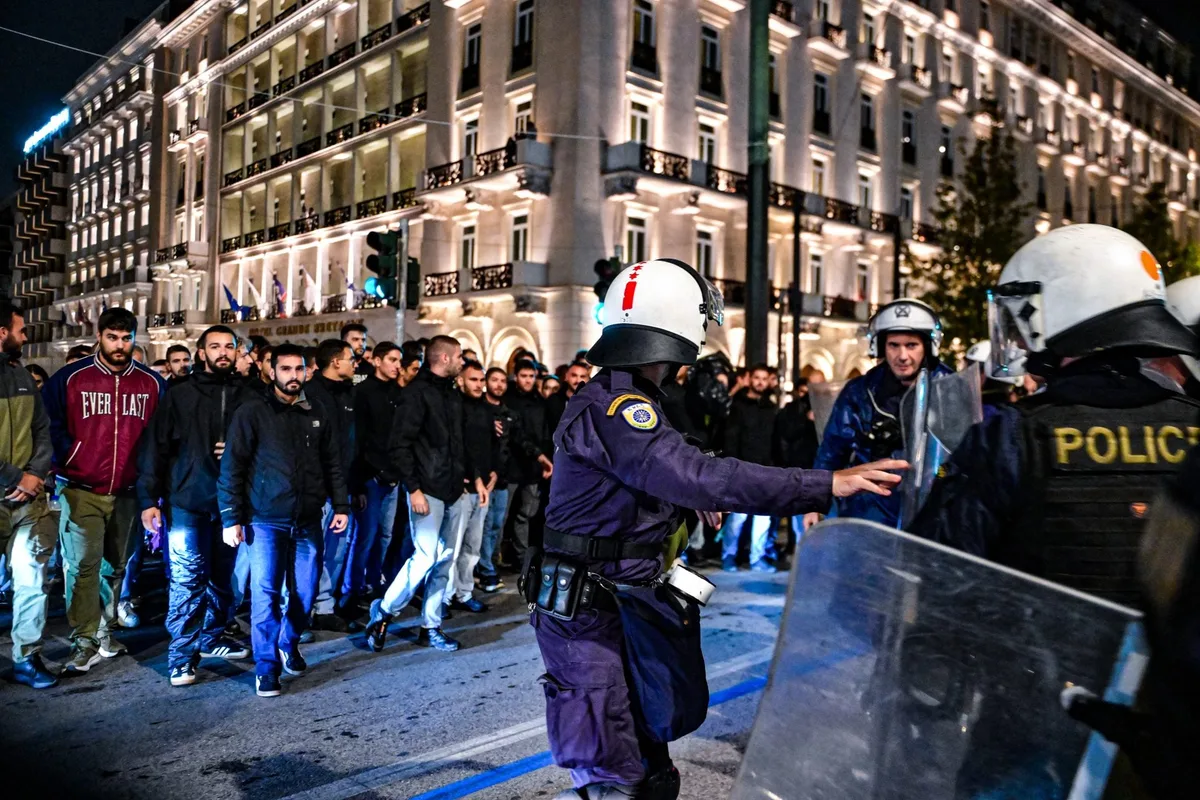 Σύνταγμα: Ένταση μπροστά στη Βουλή ανάμεσα σε φοιτητές και ΜΑΤ σε νέα διαδήλωση - Φωτογραφία 2