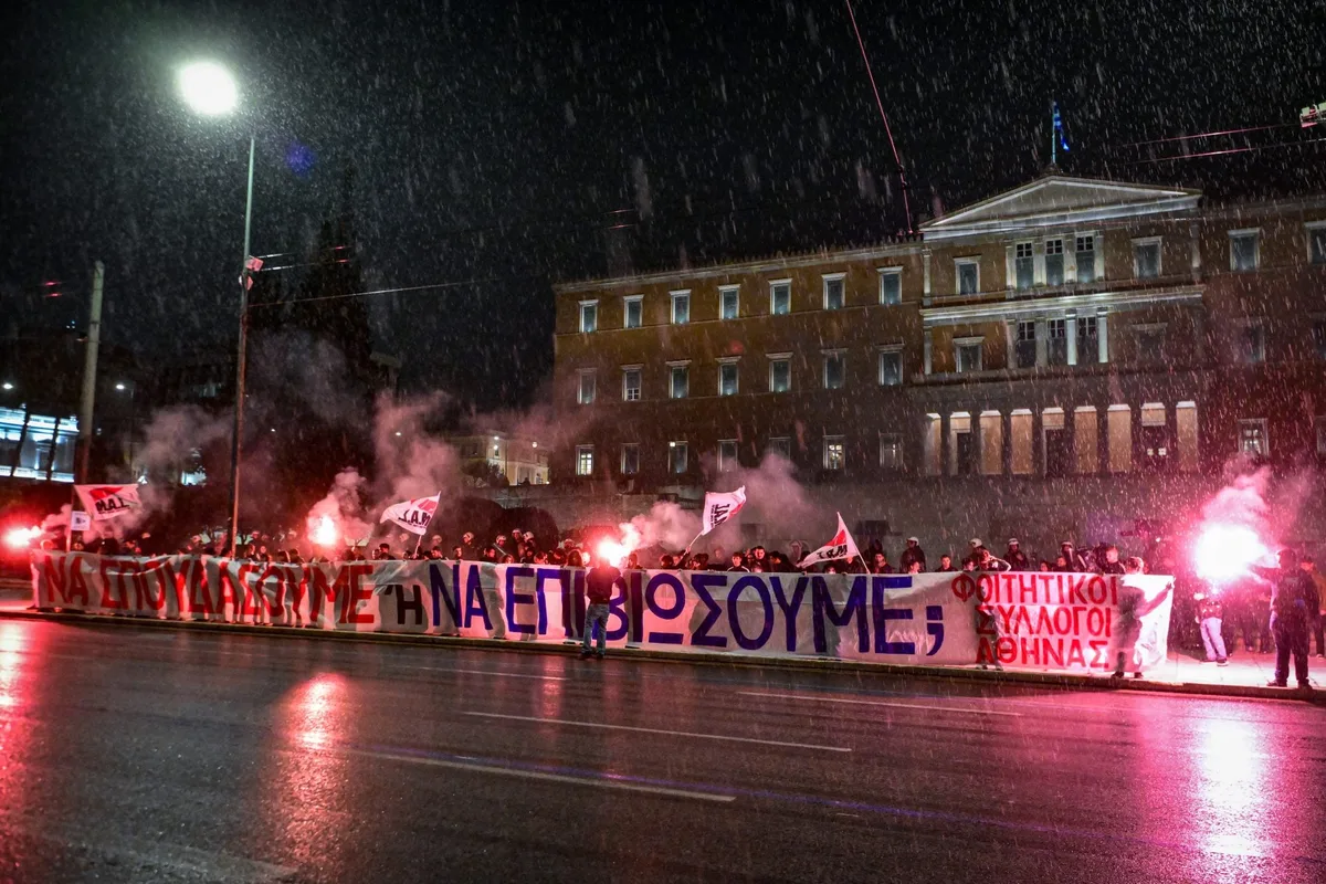 Σύνταγμα: Ένταση μπροστά στη Βουλή ανάμεσα σε φοιτητές και ΜΑΤ σε νέα διαδήλωση - Φωτογραφία 3