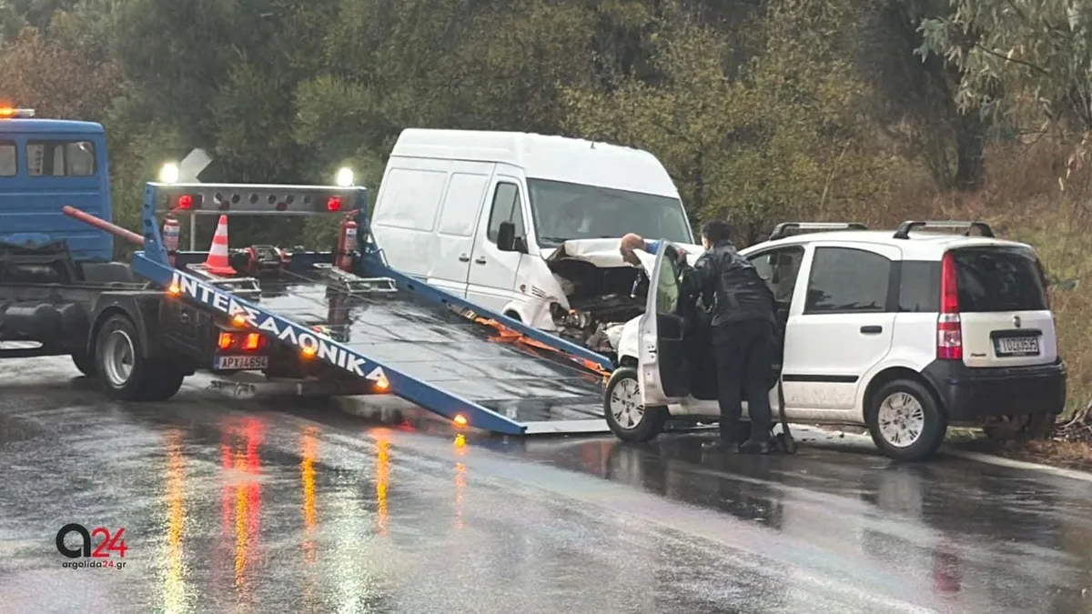 Τροχαίο στα Δερβενάκια: Μετωπική σύγκρουση βαν με ΙΧ και ένας τραυματίας - Φωτογραφία 2