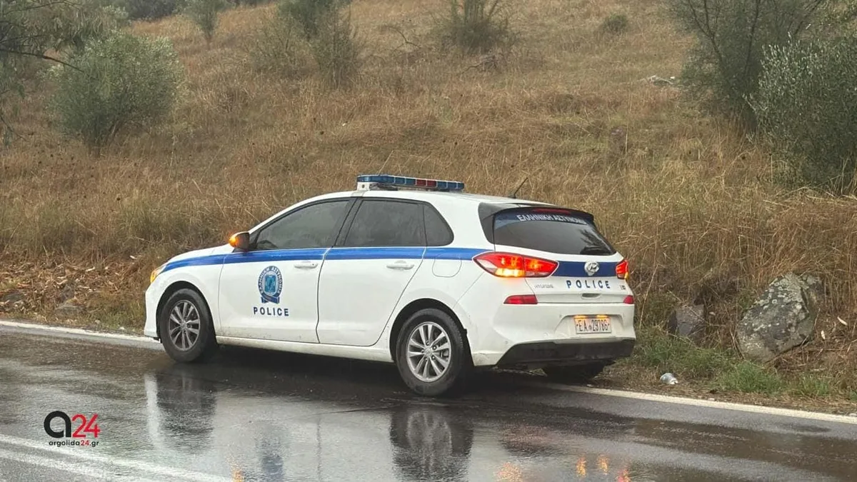 Τροχαίο στα Δερβενάκια: Μετωπική σύγκρουση βαν με ΙΧ και ένας τραυματίας - Φωτογραφία 4