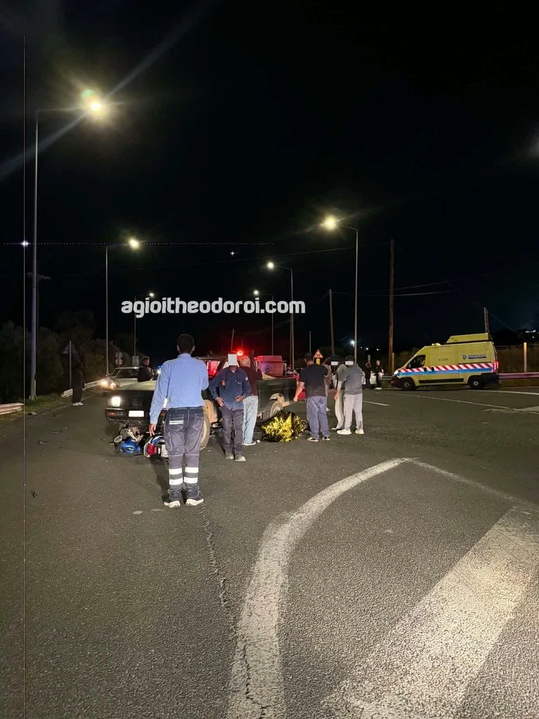 Τροχαίο στους Αγίους Θεοδώρους: Σφοδρή σύγκρουση αγροτικού με μηχανή στην Παλαιά Εθνική - Φωτογραφία 1