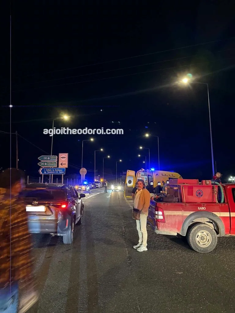 Τροχαίο στους Αγίους Θεοδώρους: Σφοδρή σύγκρουση αγροτικού με μηχανή στην Παλαιά Εθνική - Φωτογραφία 2
